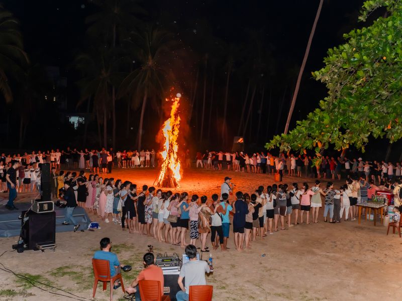 Đêm lửa trại diễn ra sôi nổi, vui tươi